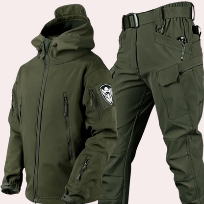 Groene heren set met een outdoor jas met capuchon en outdoor broek